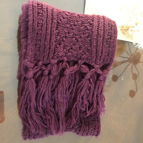 Handmade burgundy wool scarf - Picture 2 of 3